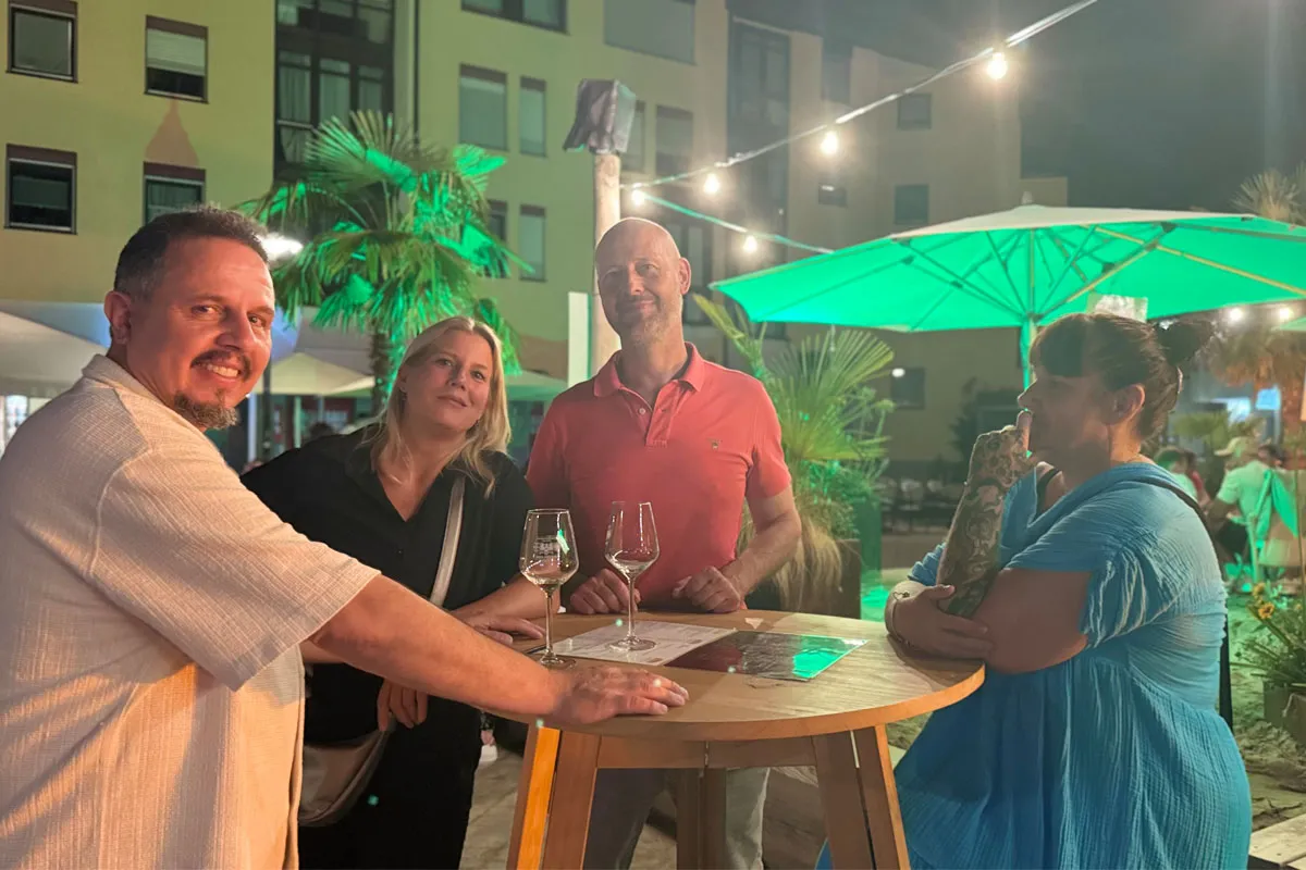 Nicolò Regina im Gespräch mit Menschen in Villingen-Schwenningen