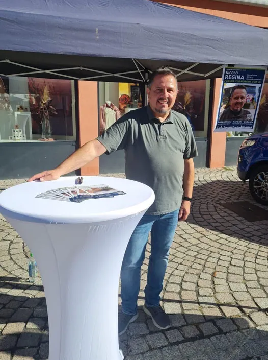 Nicolò Regina an seinem Informationsstand auf dem Latschariplatz in Villingen