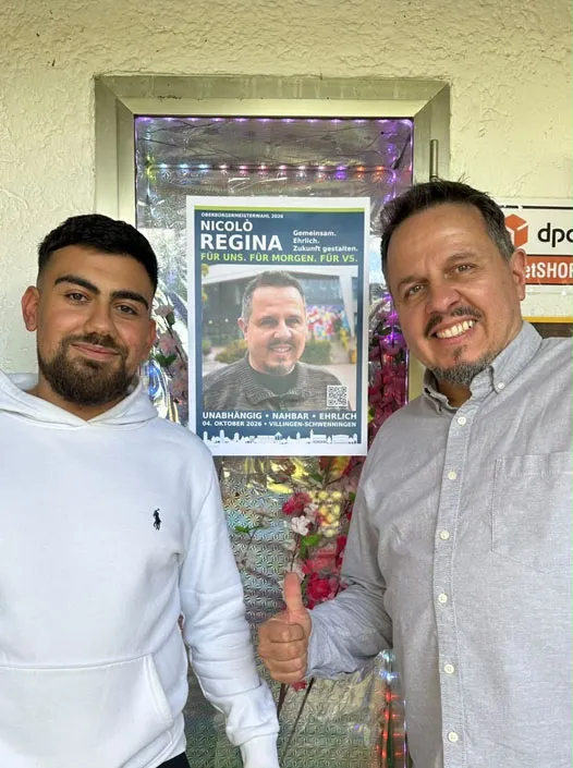 Nicolò Regina beim Aufhängen eines Wahlkampfposters im Stadtgebiet