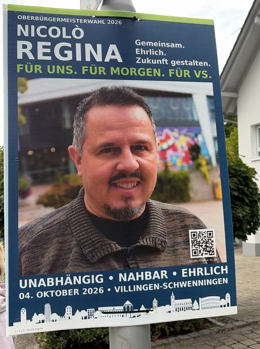 Unterstützer von Nicolò Regina beim Aufhängen der Wahlplakate